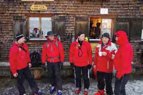 An zwei Tagen waren trotz Schnee und Regen 20 Bergretter unserer Ortstelle dabei. Als Abschluss wurde eine gemeinsame Übung mit dem Alpenverein Vorderwald abgehalten.
