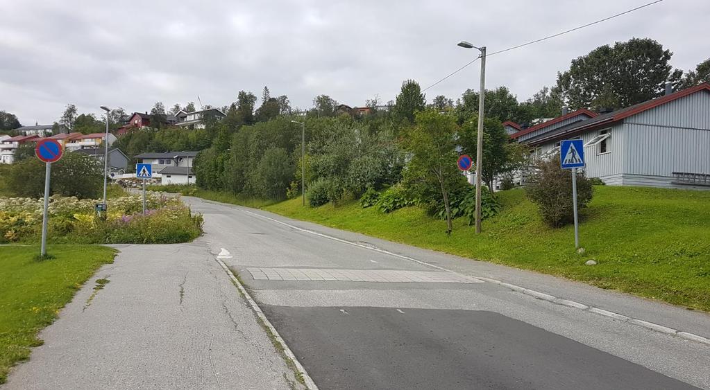 2.3.32 Kryssingspunkt 10 16 Punktet er et gangfelt som forbinder fortauet langs Bjørnøygata med avkjørselen til to eneboliger på motsatt side.