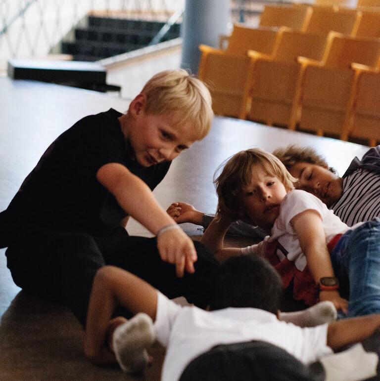 DANS & DRAMA INNHOLD Dette kurset er en introduksjon til det å stå på en scene.