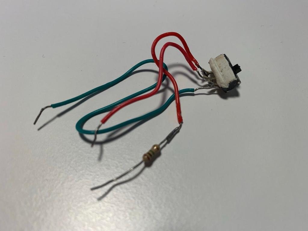 100k Ω resistor loddet til ledning til ground. 6.