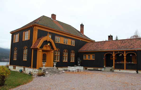 Randsbo ligger 700 meter sør for villaen Kåret på Halmrast. Einar Engelstad var arkitekt for Randsbo, Kåret på Halmrast, våningshuset på Søndre Askvik og hovedhuset på Sandberg.