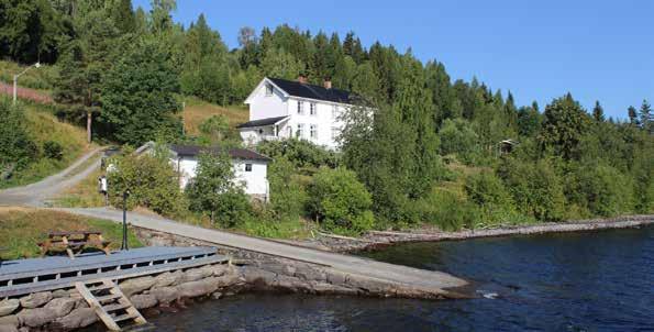 Kjørebrua av tre hvilte på skinnegangen. Bakgrunnen for konstruksjonen er at Randsfjorden er regulert 3 meter med variabel vannstand gjennom året.