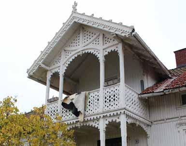 gavlpartier var dekorert. Inngangsparti ( blondeveranda ) i sveitserstil i kårbygningen på Fall øvre fra 1890.