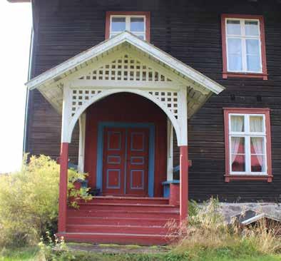 Mølle og bjørnestilling, sist brukt 1907, tilhører gården (befares). Bygningsmiljøet har eldre enkeltbygninger slik som kårhuset fra 1700-tallet.