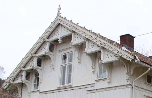 Fall øvre, gård område 109 Utsnitt av gavlen til kårhuset i sveitserstil fra 1890. Totun i sveitserstil, en empirbygning og et moderne løsdriftfjøs.
