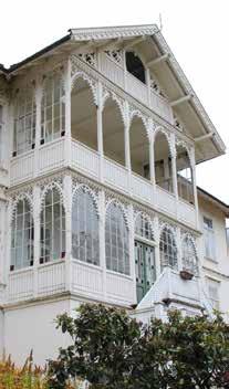 Glassverandaen på hovedhuset er kåret til vakreste veranda i kommunen. Våningshuset i empirestil er et midtgangshus med vinduer fra 1700-tallet.