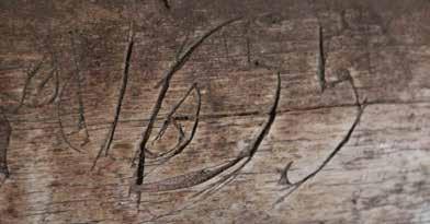 Låven på det fraflyttede bruket står fortsatt og viser mange ombygginger. 1655 er eldste årstall risset på tømmerveggen innvendig.