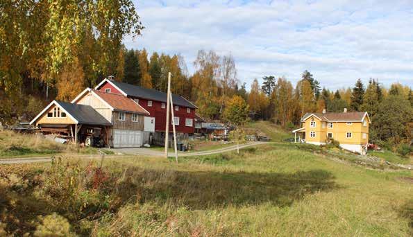 Stabburet fra omkring 1760 består av to sammenbygde bur og er spesielt i Søndre Land. Stabburet er fredningsverdig (kategori 1).