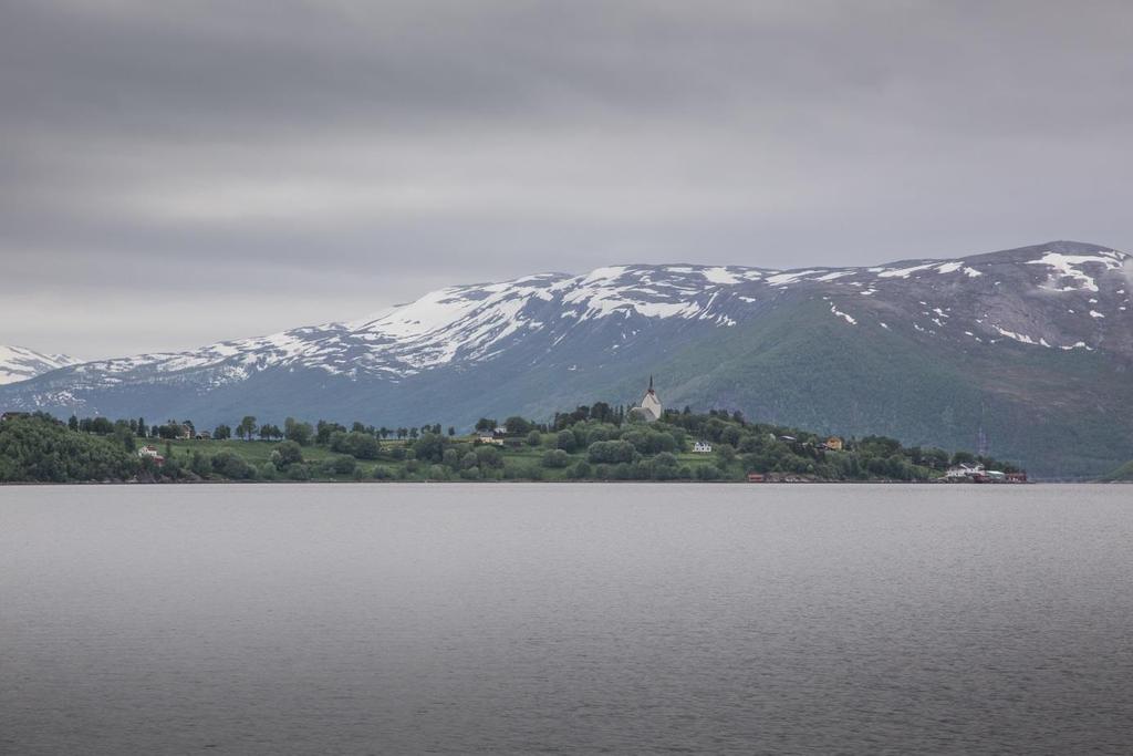 Bildet viser Skjerstadhalvøya med Skjerstad kirke og Durmålstuva i bakgrunnen.