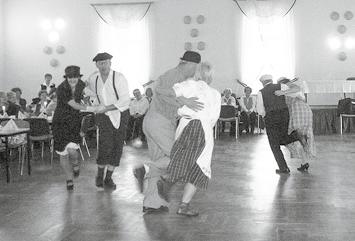 FCC Berliner Tänze auf. Im Anschluss animierte Andreas Heuwold die Damen, ebenfalls das Tanzbein zu schwingen.