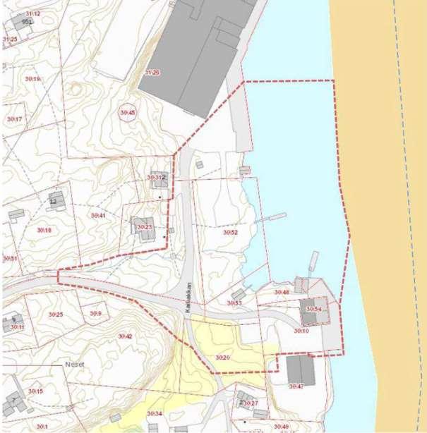 2.4 Eiendomsforhold 2.4.1 Eiendomskart Figur 3 viser eiendomskart 2.4.2 Hjemmelsforhold og rettigheter På området som er tiltenkt småbåthavn land er det en eiendom 30/53.