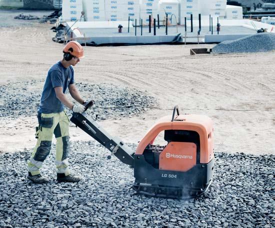 MAKSIMERE DRIFTSTID OG EFFEKTIVITET Vår familie med mellomstore forovergående og reversible platekompaktorer gir imponerende grep, spesielt på våt jord, takket være høy frekvens, høy sentrifugalkraft