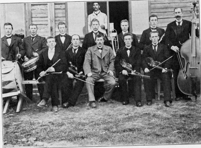 T.v.: Gjerdrum orkesterforening 1914. T.h.: 17.mai v. kommunehuset ca.1920 med Gjerdrum musikkforening på plass. I ungdommen var Sverre som andre unggutter i militæret på Gardermoen.