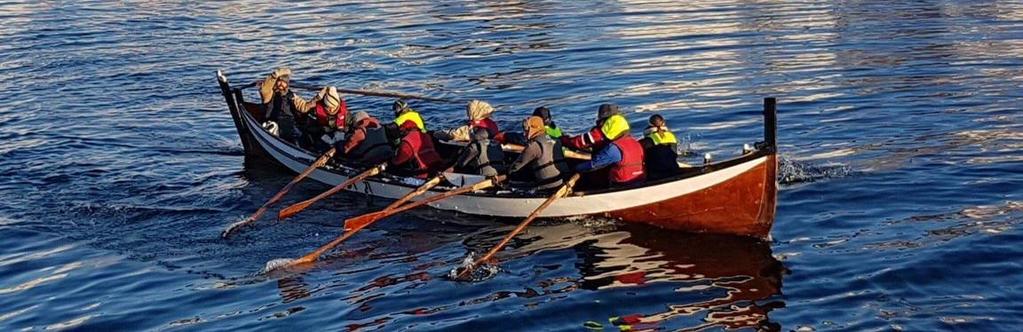 Fiskere og båtfolk med handelsvarer Bå tfolket er en viktig del åv trådisjonene rundt Mårsimårtnån.
