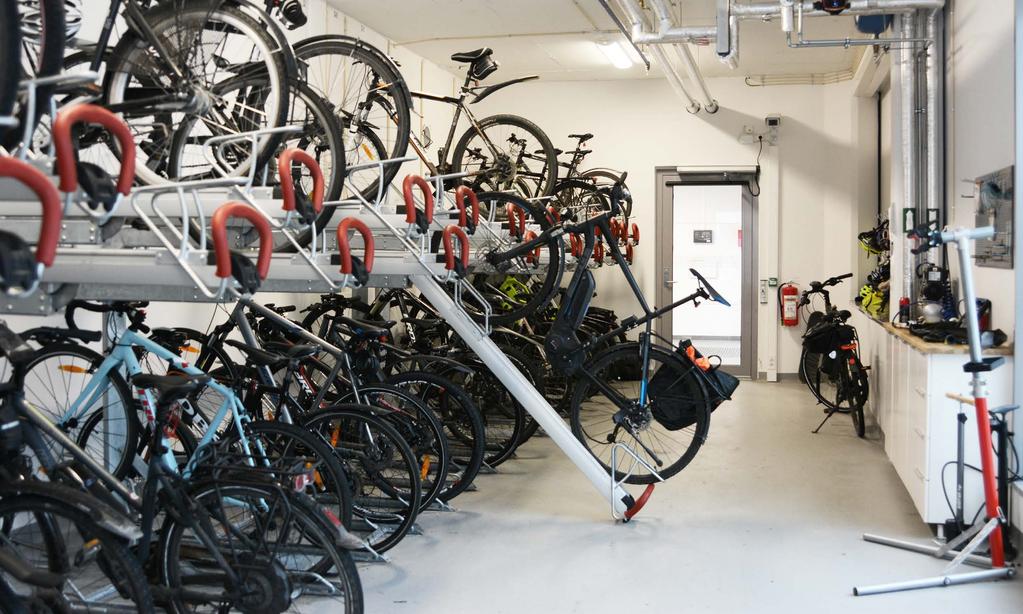 Tilbake til innholdsfortegnelsen Sykkelparkeringen hos Statens vegvesen i Stavanger er anlagt innendørs, utstyrt med toetasjes sykkelstativ og er tilrettelagt med ulike servicefunksjoner.