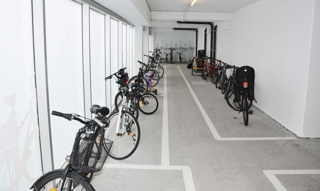 Tilbake til innholdsfortegnelsen Borettslag på Jåttå i Stavanger. Sykkelparkeringen ligger på gateplan og er lett tilgjengelig utenfra. Det avlåste arealet har dagslys men ikke innsyn.