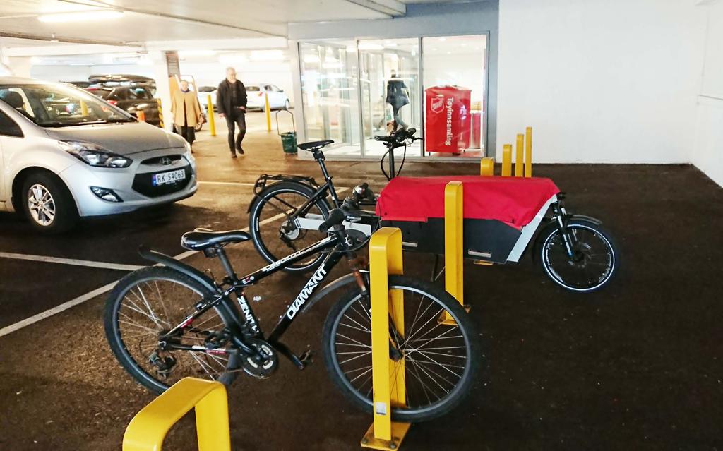 Tilbake til innholdsfortegnelsen Sykkelparkering under tak rett ved inngangen og i forbindelse med bilparkeringen, men med egen adkomst. Kilden kjøpesenter, Stavanger.