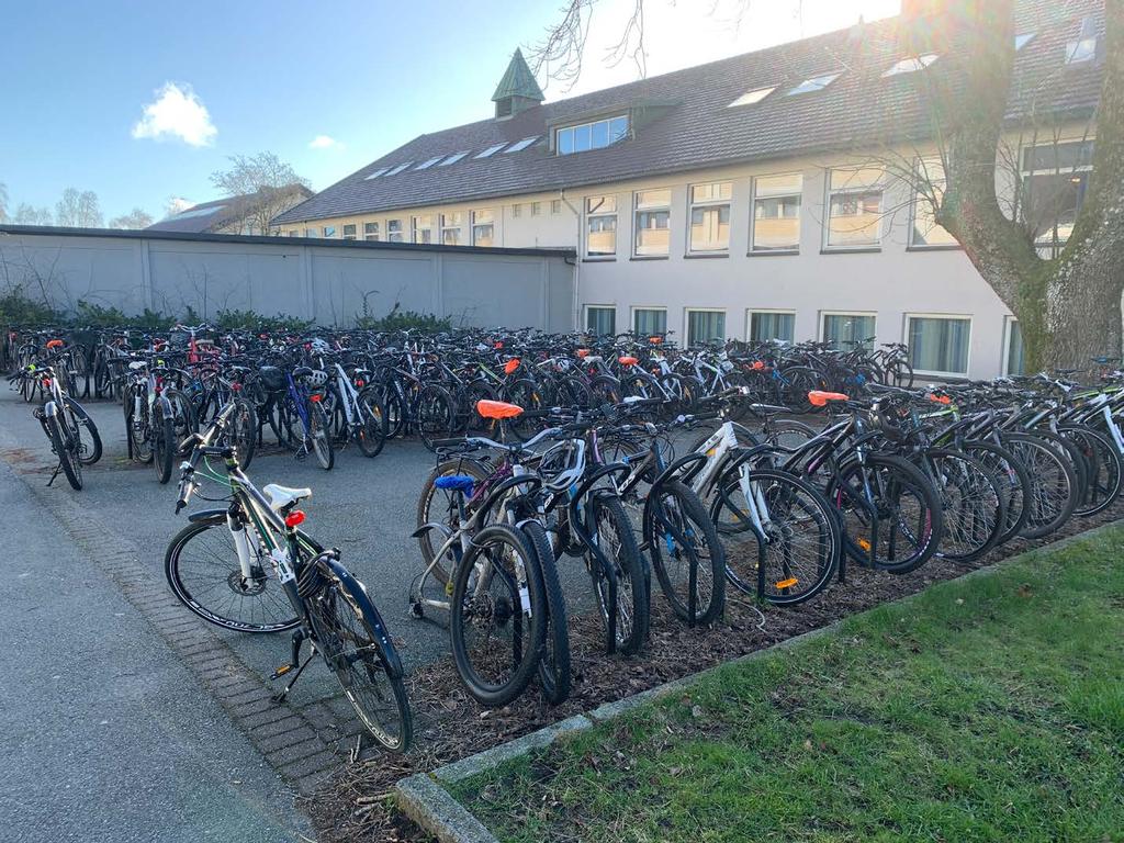 sykkelparkeringen ved Kannik ungdomskskole i Stavanger (nederst).