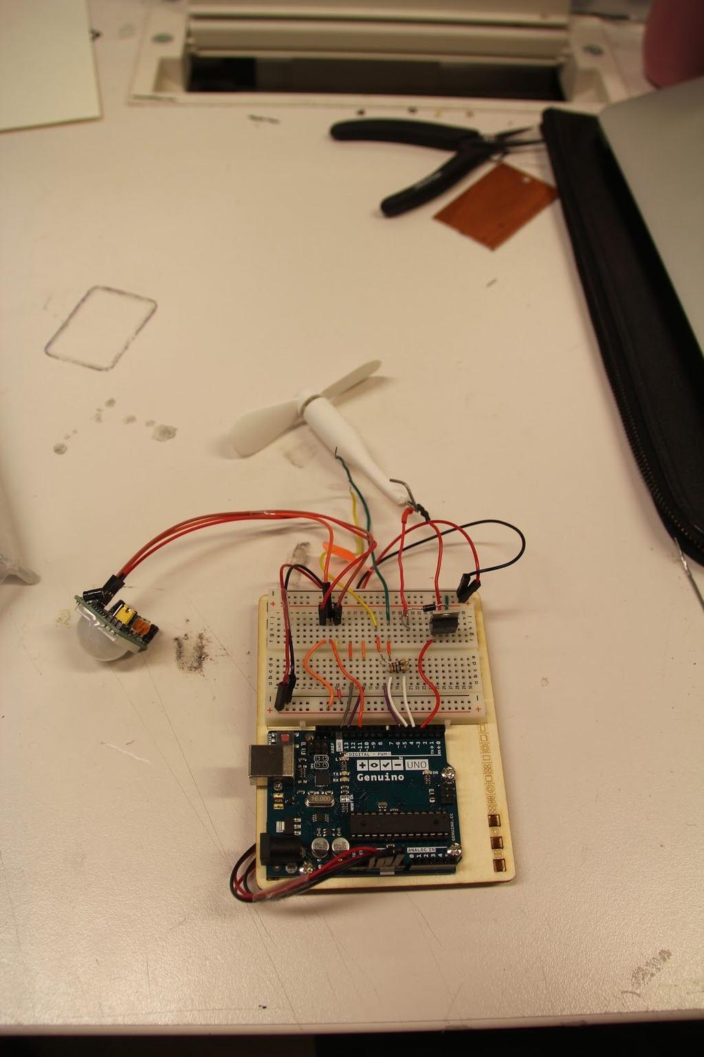 Viften og LED-lyslenkene blir aktivert av Arduino ved positiv input fra PIR-sensoren.