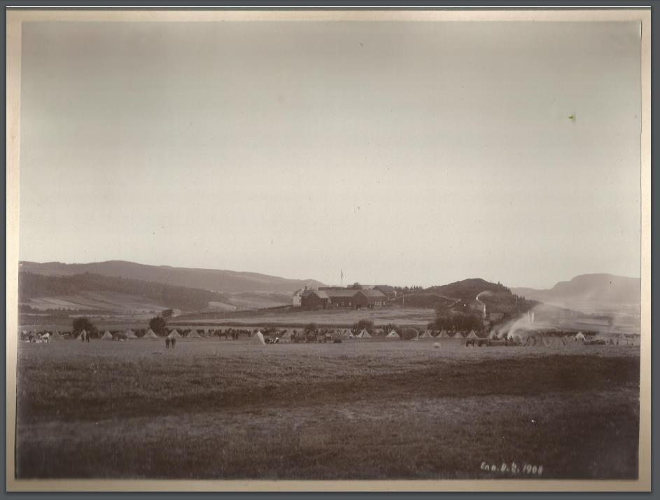 Nordenfjeldske dragonregiment på øvelse i Verdal 17. juli 1908. Berg-gårdene i bakgrunnen. 26. oktober 1718 lå Hälsinge regiment her.