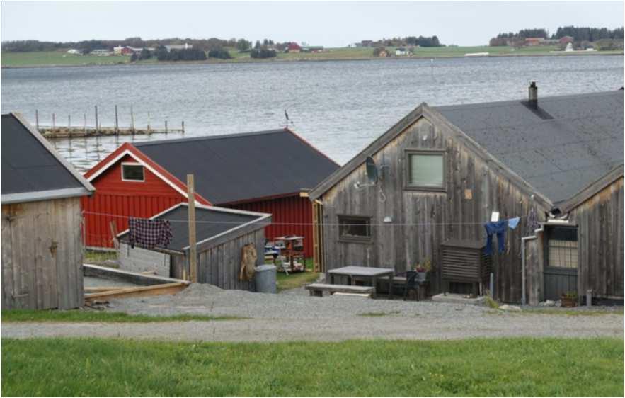 Side 3 av 4 Nausttomtene skal fradeles, og naustene vil lett kunne bli innredet og bebodd i kortere eller lengre tid slik tiltakshaver selv gjør med eksisterende naust, samtidig som han har oppført