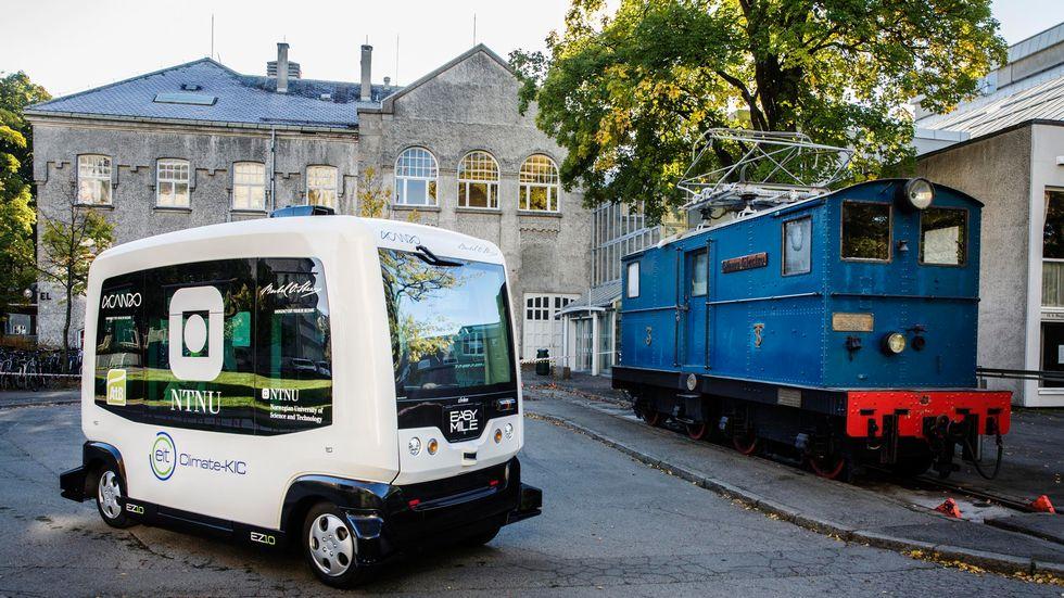 2 Autonome kjøretøy Biler blir stadig mer autonome, og ifølge de mest optimistiske spådommene kommer det til å selges biler uten ratt og pedaler om kun få år [1].