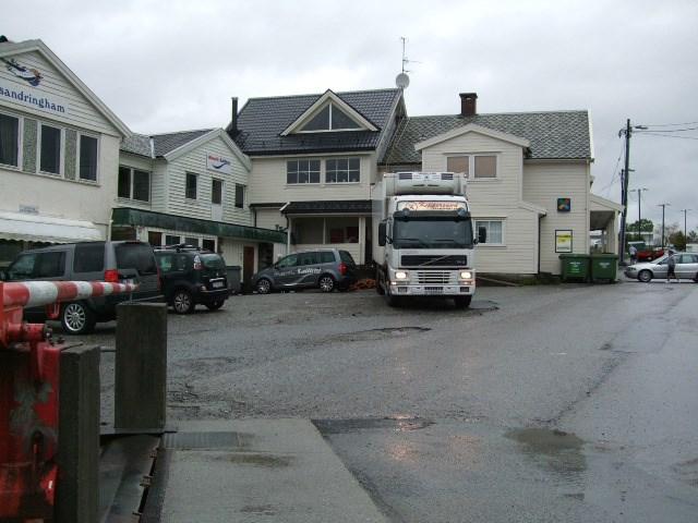 Illustrasjon eksisterende situasjon. Bygget er sentralt plassert på kaien på Hjellestad, er eksponert og bygget har heller ingen bakside.