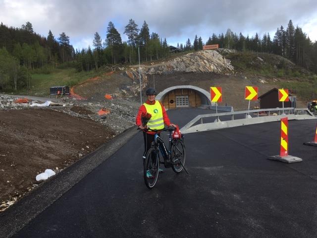 Trine girer opp valgkampen og tråkker på gjennom Sør Aurdal! Reidar Schlytter Fredag gjennomførte vår ordførerkandidat en sykkeltur langs vår langstrakte kommune med flere stopp underveis.