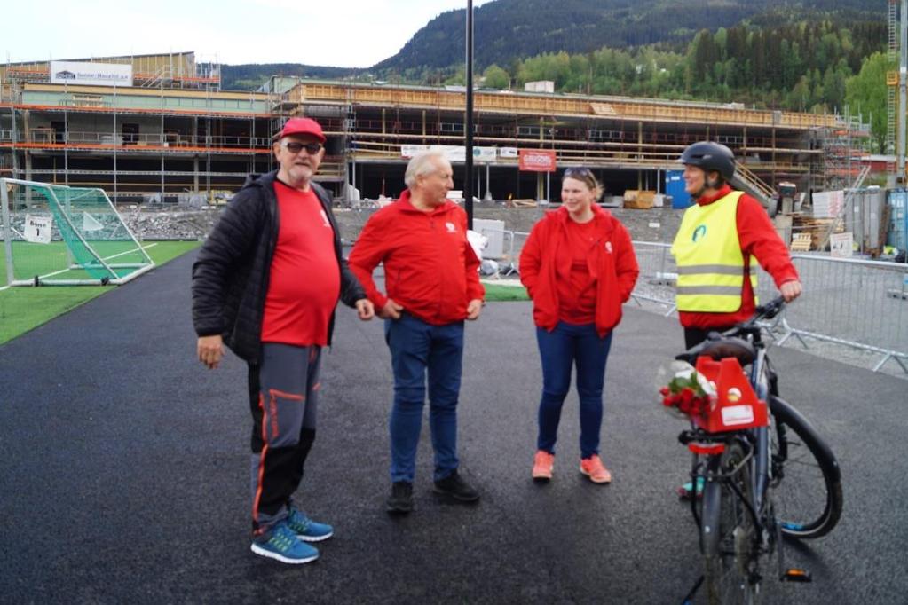 Finn, Sigmund, Marianne og Trine med Idrettshallen i bakgrunn PROMEK MEKANISKE VERKSTED AS Sykkelturen gikk videre sydover (mot Begnadalen) og første stopp ble Promek AS.