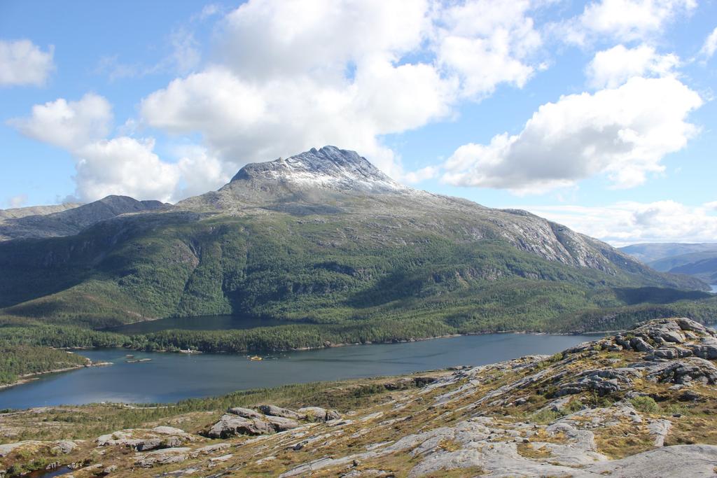 Heilhornet 1.058 moh 5,4km Parker på merket parkeringsplass ved Fv17. Følg Topp10-skilt og røde merker i skog og berg.