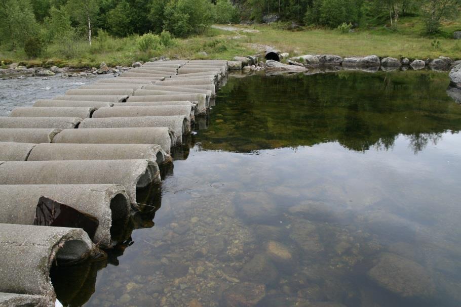 (se bilder vist nedenfor, tatt i 2009) Kotehøyde på vannspeil som ble dannet mellom disse betongrøra