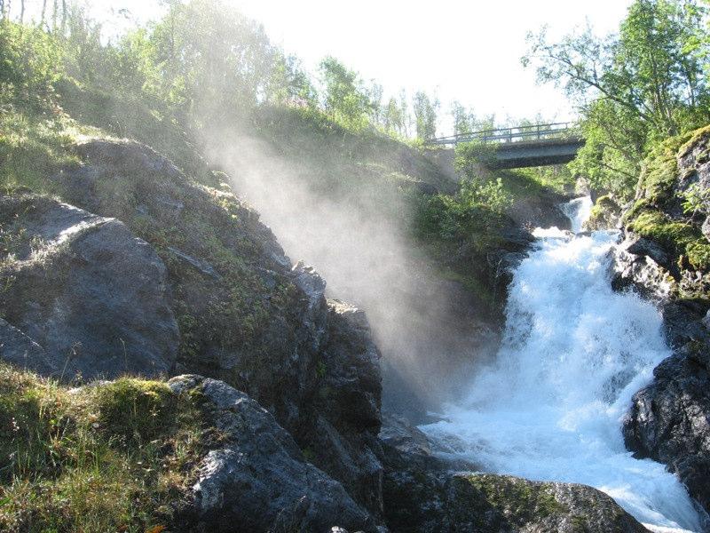 Figur 3. Fossesprøytsone ved kote 410. Figur 4. Fossesprøytsone ved kote 510. Figur 5. Utløpet fra Kjerringvatn. Figur. Bakkemyr omtrent fra kote 20-50.