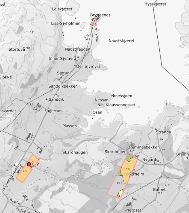 Eiendommen er fordelt på 4 teiger med to teiger naus/ bryggetomter i tillegg til 2 teiger med jordbruksareal.