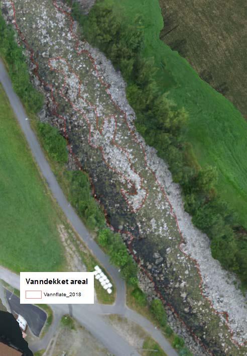 Figur 3. Eksempel på inntegning av vanndekket areal basert på dronefoto sommeren 2018 (t.v.) og fra ortofoto våren 2015 (t.h.). Tabell 2.
