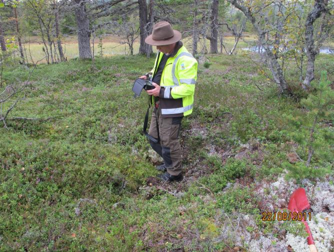 Det handler seg om en såkalt kullgrop, altså en enkel installasjon for å fremstille trekull på. Gropen måler omtrent 1x1,5 meter og er 50 cm dyp. Ingen voll er synlig rundt gropen.