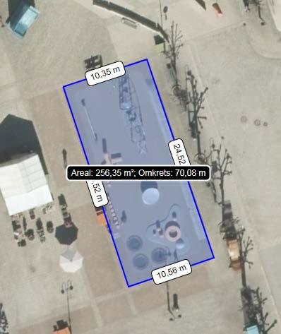 Fig. 2 Ortofoto av lekeplassen på Torvet i Arendal sentrum. En vurderer på denne bakgrunn at både den mindre endringen datert 08.09.16, og revisjonen som var på begrenset nabovarsel datert 02.12.