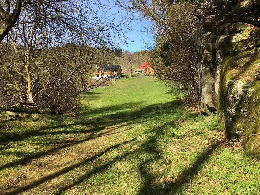 Skoletomt sett fra veg Kulturlandskapet i området er av høy kvalitet, med skogkledde