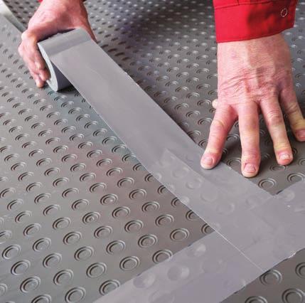 Rull ut matten med knastene vendt ned mot betongen. Avslutt matten ca 5 mm fra veggen. 3.