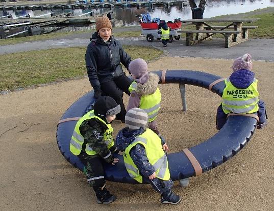 Strandkrabber: Sondre, Olav, Marie, Anna, Alma og Abyan. Ukerytmen for Krabbe Mandag Tirsdag Lekedag/personalet har møter på huset Tirsdag er turdag.