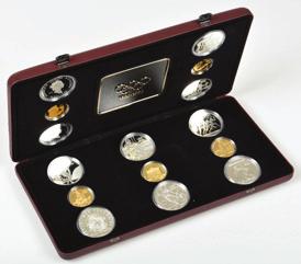 631 REALISASJON. 12 nær fulle album med mynter fra en rekke forskjellige land, betydelig andel nordisk mynt herunder fra Norge. Myntene er stort sett fra 1940-tallet og nyere. VK.