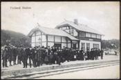 Området på avstand, med tog på vei mot fotografen (NK 230), fint omegnsbilde. Postg. 1907, kv. god 2. 200 250 225 4327 4328 F 4327 1/2 BERGSENG STATION vinterstid.