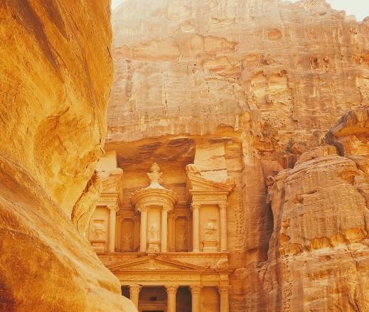 Torsdag 20. februar: Amman - Petra - Aqaba (F,M) Frokost på hotellet. Tidlig avgang med buss sørover gjennom ørkenen til Petra. Dette er et av oldtidens virkelig store og mytefulle underverker.