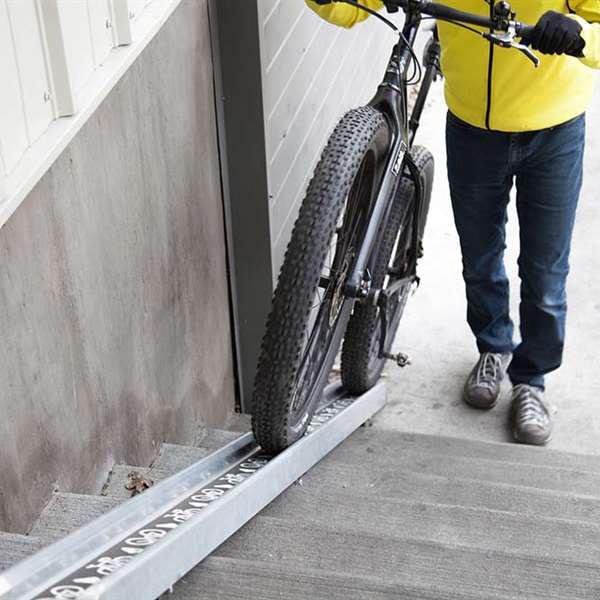 Her kan en trappeskinne tilrettelegge for smidigere bevegelse for vanlige sykler opp og ned fra parkeringsarealet.