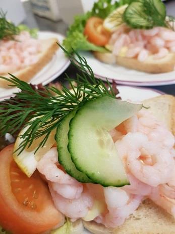 Kafeteria Kom innom vår hyggelige kafeteria, ta gjerne med familie og venner. Vi tilbyr smørbrød, salater, kaker, is, varme og kalde drikker. Vi tilbyr også et varmt måltid daglig.