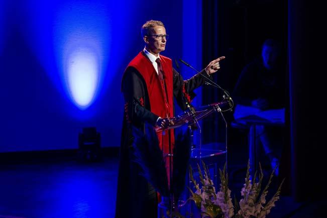 In het laatste deel van zijn toespraak wees de rector op de kansen die Vlaanderen dreigt te missen wanneer we ons zouden terugplooien op de eigen taal.