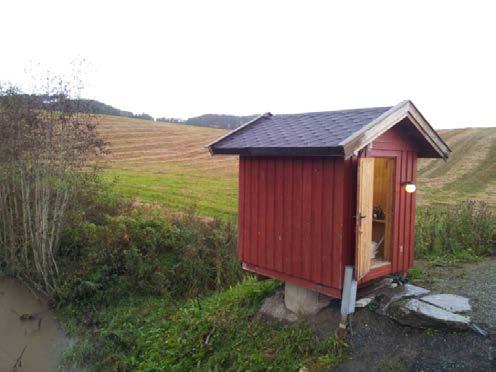 METODER Vannføring i Hotranelva måles ved hjelp av kontinuerlig registrering av vannhøyden i et Crump-overløp med nedsenket midtseksjon (figur 1).