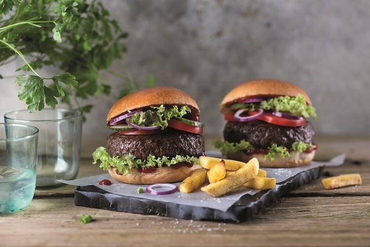 Beyond Meat viser musklar i Europa (Food Navigator 29. mai 2019) Beyond Meat vil begynne å lage sin plantebaserte hamburger i Nederland neste år, som det første produksjonsanlegg utanfor USA.