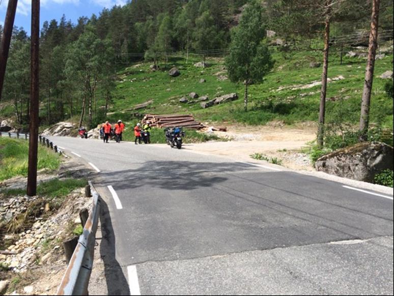 Gruset avkjørsel hvor grus kan dras ut i vegen Forslag til tiltak: Forlenge/Utbedre