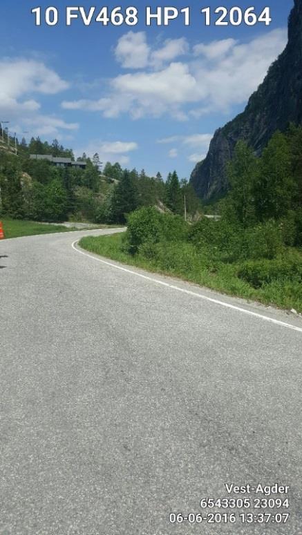 Lav betongfender og farlig sideterreng på høyreside Forslag til tiltak: Asfaltering 5 meter inn i sideveg for å unnga at grus dras ut i vegen.