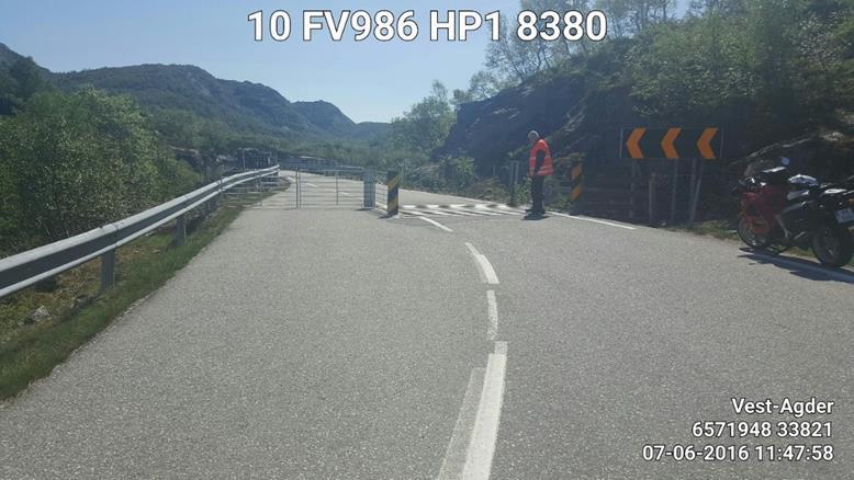 986 Hp:01 M:8380 Observasjon: Ferist i kurve ved innsnevring av vegbanen. Når en motorsykkel møter en ferist må den passeres i rett linje.